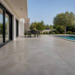 Béton ciré en extérieur : avantages, pose et résistance aux intempéries