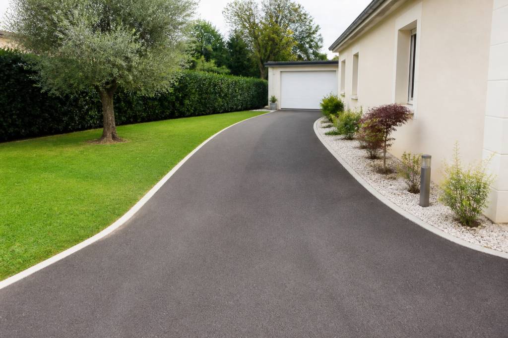 Allée en enrobé : prix, avantages et étapes de réalisation