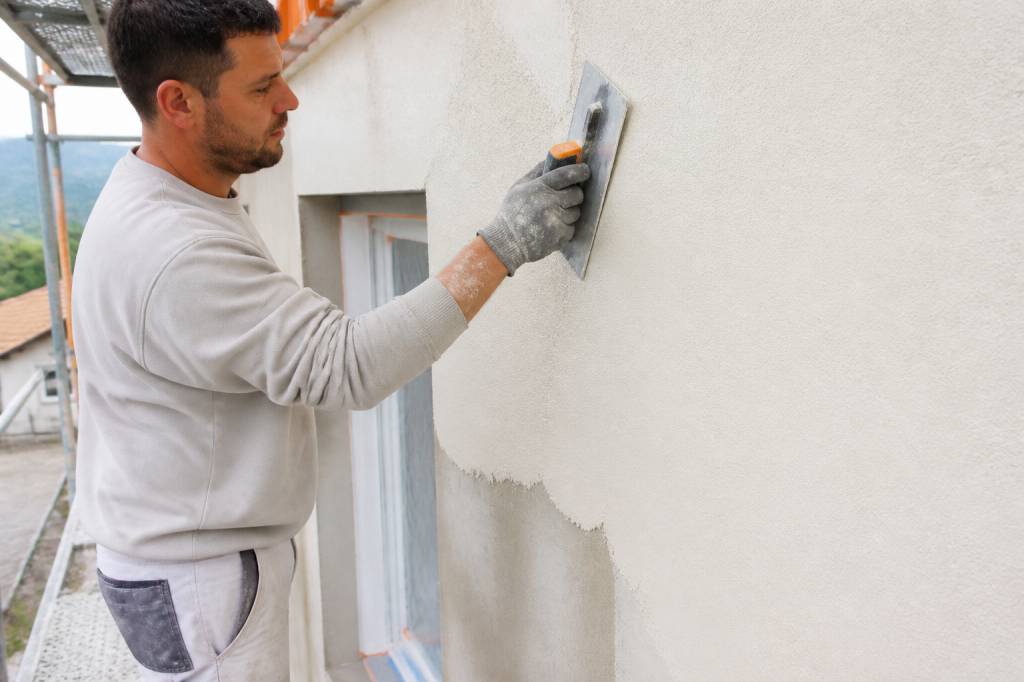 Prix au metre carre enduit facade : tarifs, types d’enduits et coût de pose